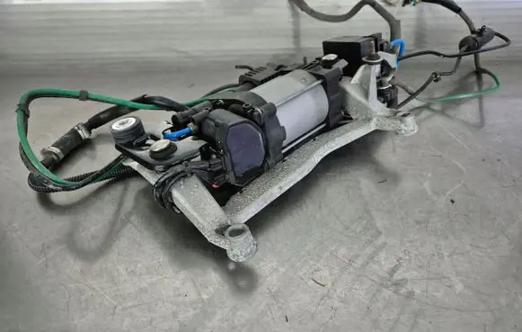 Volkswagen Touareg II Pneumatic air compressor holding bracket 