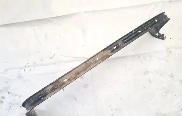 Fuel tank mounting bracket