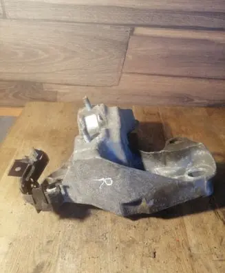 Volkswagen PASSAT B5 Engine mounting bracket