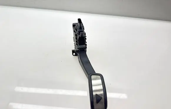 Accelerator throttle pedal