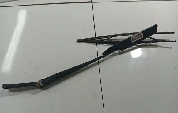 Front wiper blade arm
