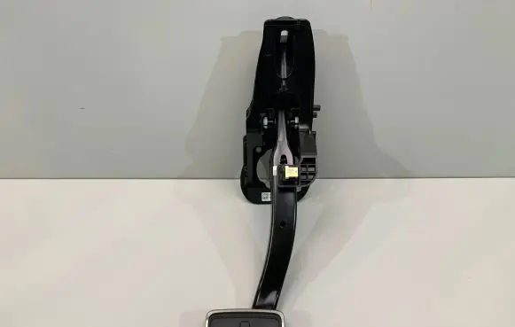 BMW 4 G22 G23 G24 G26 Brake pedal 6874282