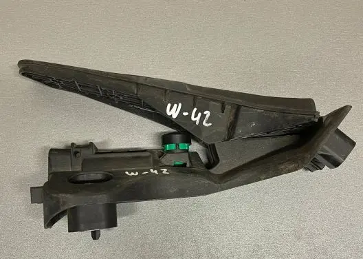 Accelerator throttle pedal