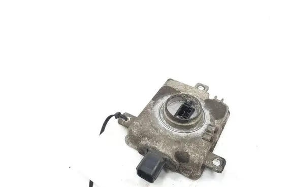 Mitsubishi Pajero Voltage converter/converter module W3T16271