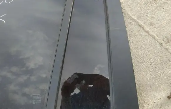 Opel Zafira B Rear vent window glass 