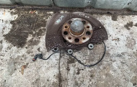 Front wheel hub