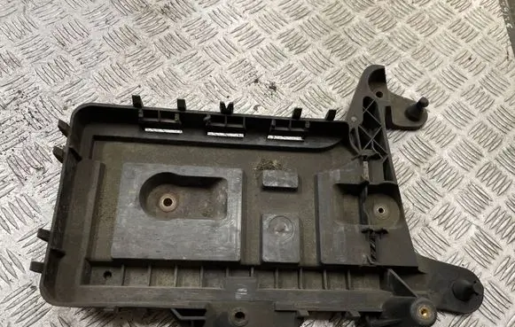 Volkswagen PASSAT CC Battery tray 1K0915333