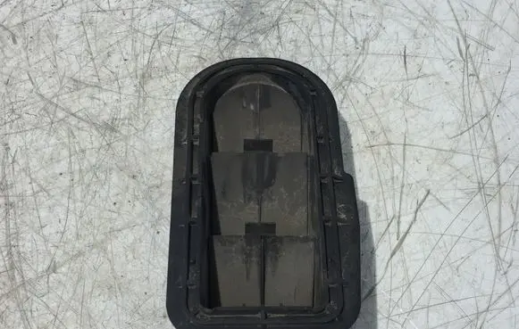 Quarter panel pressure vent