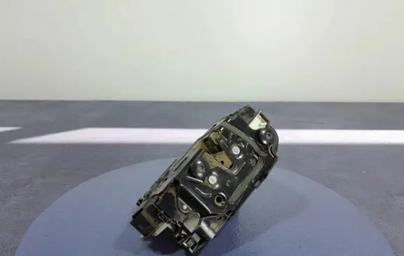 Volkswagen Amarok Front door lock 5N1837016F