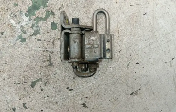 Audi A6 S6 C6 4F Rear door lower hinge 8E0833412