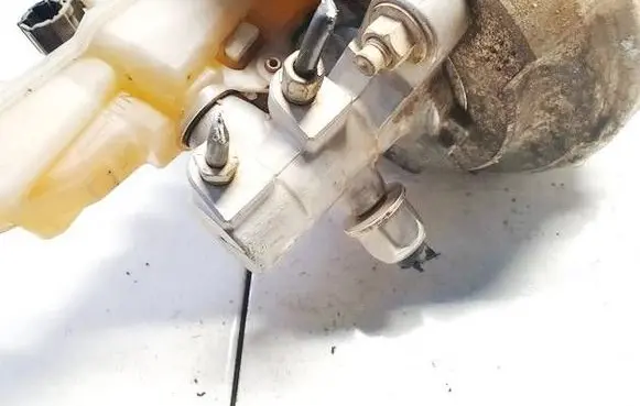 Nissan Leaf I (ZE0) Master brake cylinder