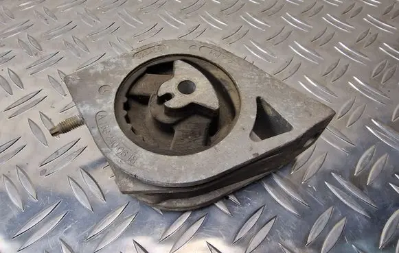 Engine mount bracket