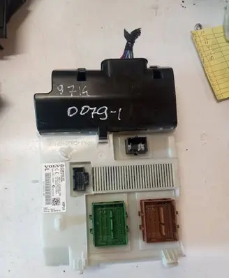 Volvo S60 Fuse module 31384933