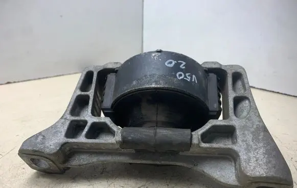 Volvo V50 Engine mount bracket