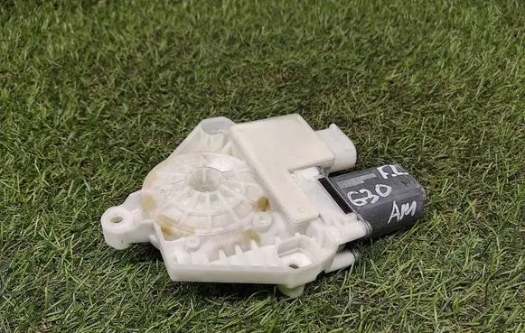 BMW 5 G30 G31 G38 Front door window regulator motor 7455082 C35316105