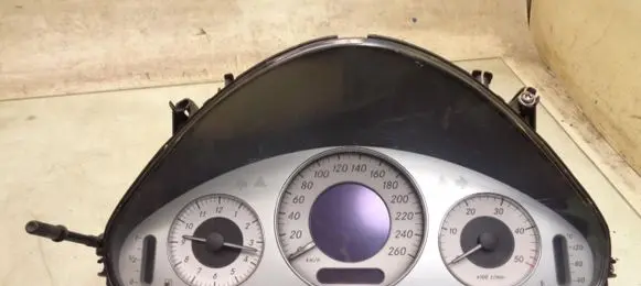 Mercedes-Benz E W211 Speedometer (instrument cluster) A2115403547
