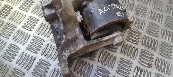 Honda Accord Engine mount bracket