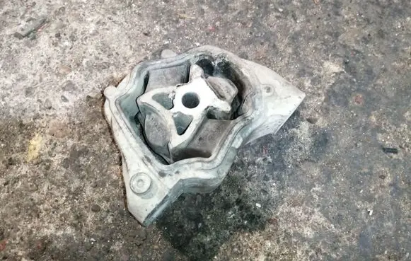 Engine mount bracket