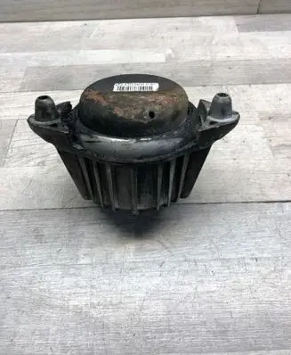 Mercedes-Benz C W204 Engine mount bracket A2122404117 3618651