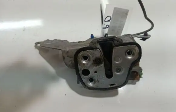 Opel Omega B2 Front door lock 24461615