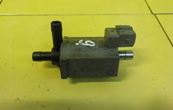 Ford Focus Fuel pressure sensor 72268724 17SP16