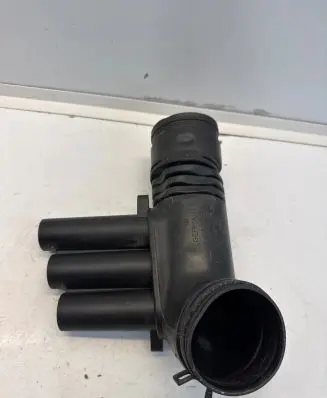 Audi Q3 8U Air intake hose/pipe 04E129651C