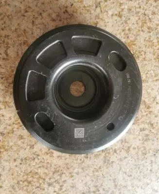 Volkswagen Polo VI Crankshaft pulley 04C105243T