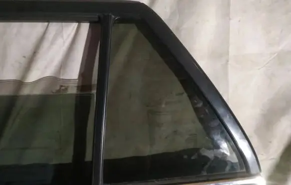 Rear vent window glass