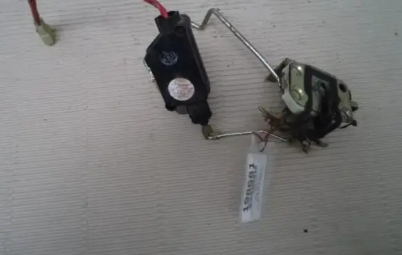 KIA Sephia Front door lock