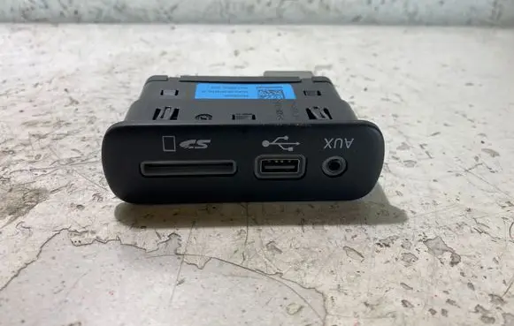Dodge Challenger USB socket connector 68206384AC