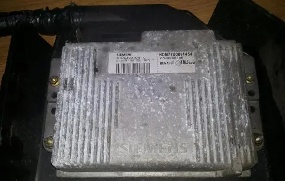 Renault Megane I Engine control unit/module s105300104c hom7700864454