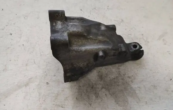 Engine mounting bracket