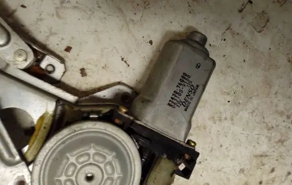 Suzuki Ignis Front door window regulator with motor