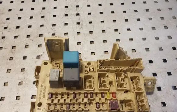 Toyota Corolla Verso E121 Fuse module 892210F020