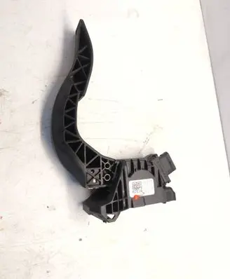 Accelerator throttle pedal