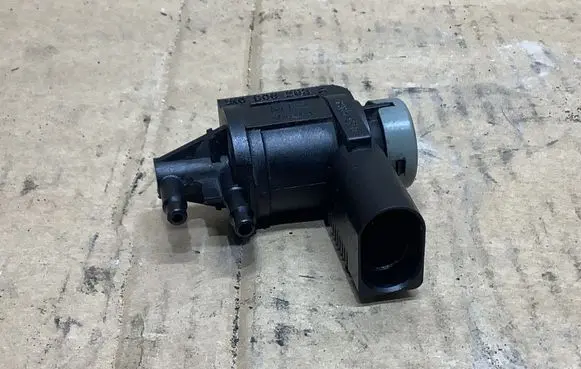 Audi A4 S4 B8 8K Vacuum valve 1K0906283A