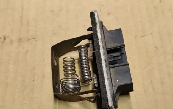 Chrysler PT Cruiser Heater blower motor/fan resistor 05058026AA