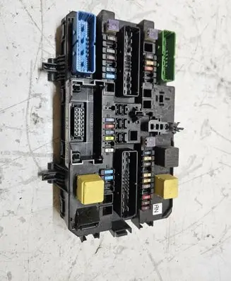 Opel Zafira B Fuse module 13220829 5DK00866943
