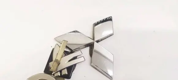 Mitsubishi Grandis Manufacturer badge logo/emblem 