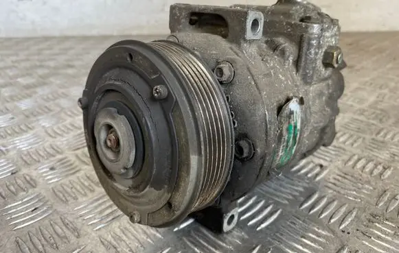 Volkswagen Touran I Air conditioning (A/C) compressor (pump) 1K0820803Q 8676F