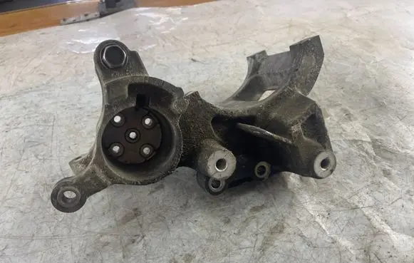 Toyota Land Cruiser (J120) A/C compressor mount bracket 