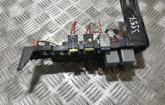 Volkswagen PASSAT B5 Fuse box set 8d1937545