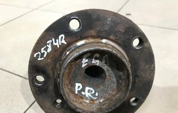 BMW 5 E60 E61 Front wheel bearing hub 