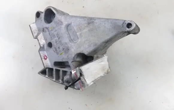 Volkswagen Touran I Engine mounting bracket 03G199207A