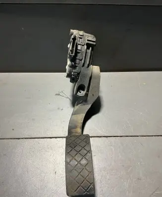 Accelerator throttle pedal