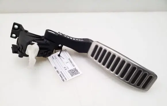 Volkswagen Touareg I Accelerator throttle pedal 