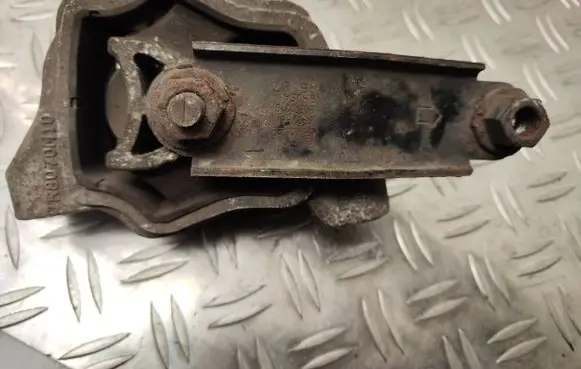 Volvo V70 Engine mount bracket 6g926L063