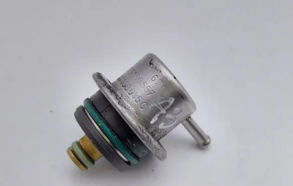 Audi A3 S3 8L Fuel pressure regulator 037133035C 0280160557