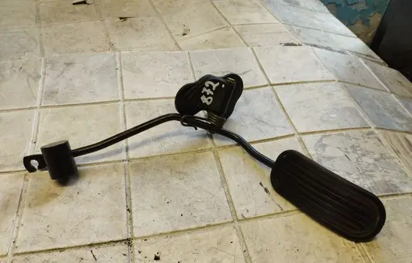 Toyota Avensis T220 Accelerator throttle pedal