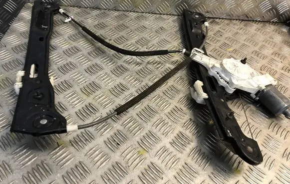 BMW 1 E81 E87 Front door electric window regulator 7067795